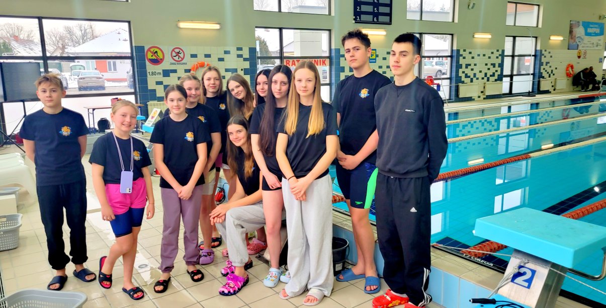 Grupa pływaków MKS 9 przy basenie