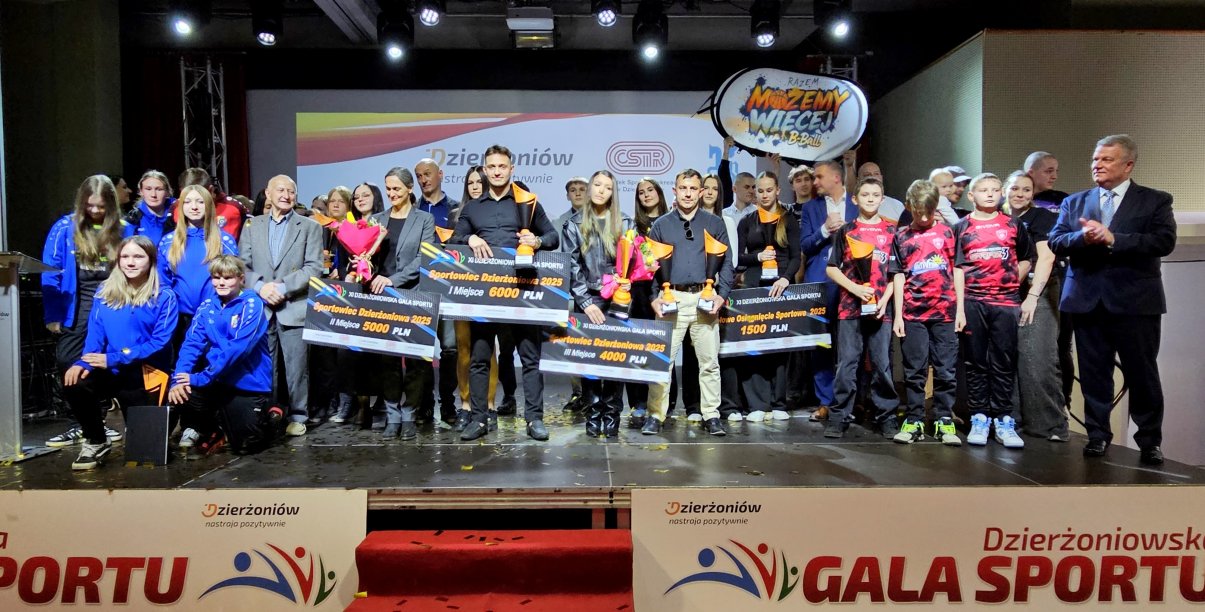 Sportowcy z Dzierżoniowa na scenie podczas XI Dzierżoniowskiej Gali Sportu