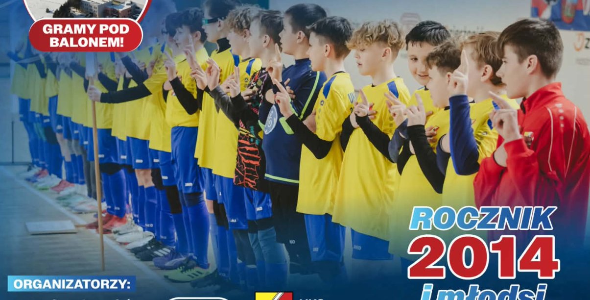 Plakat imprezy z młodymi piłkarzami na zdjęciu stojącymi w rzędzie