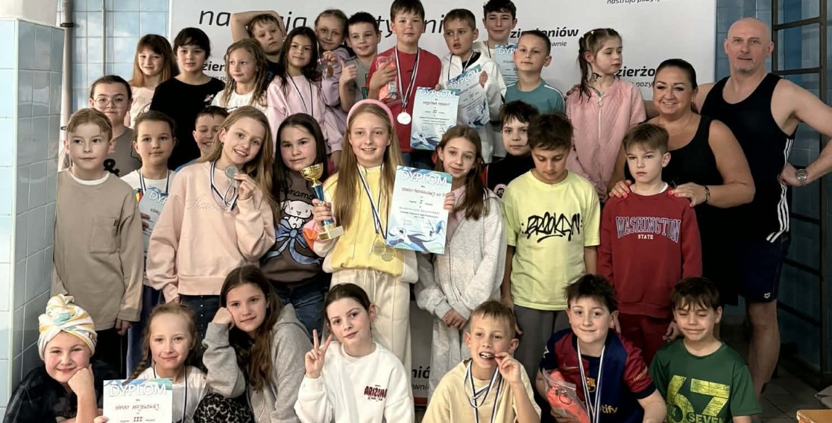 Grupowe zdjęcie kilkudziesięciu uczestników zawodów