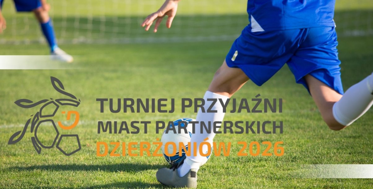 nogi piłkarza który kopie piłkę na boisku i napis turniej przyjaźni miast partnerskich