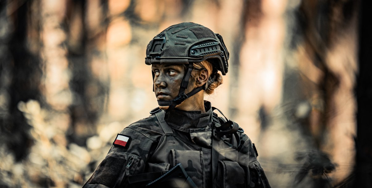 Polska żołnierka w mundurze i w kasku na głowie