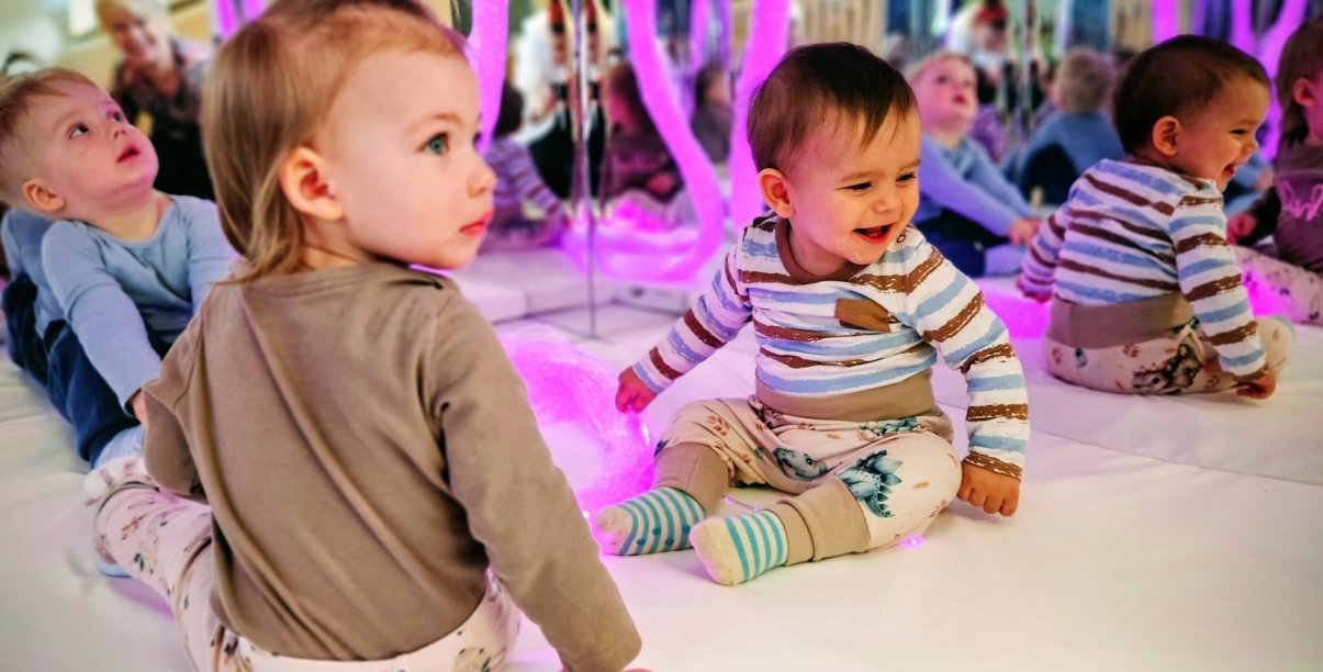 dzieci w lustrzanym domku