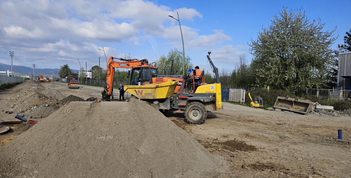koparka i wywrotka na pierwszym, planie przebudowy ul. Kilińskiego w Dzierżoniowie