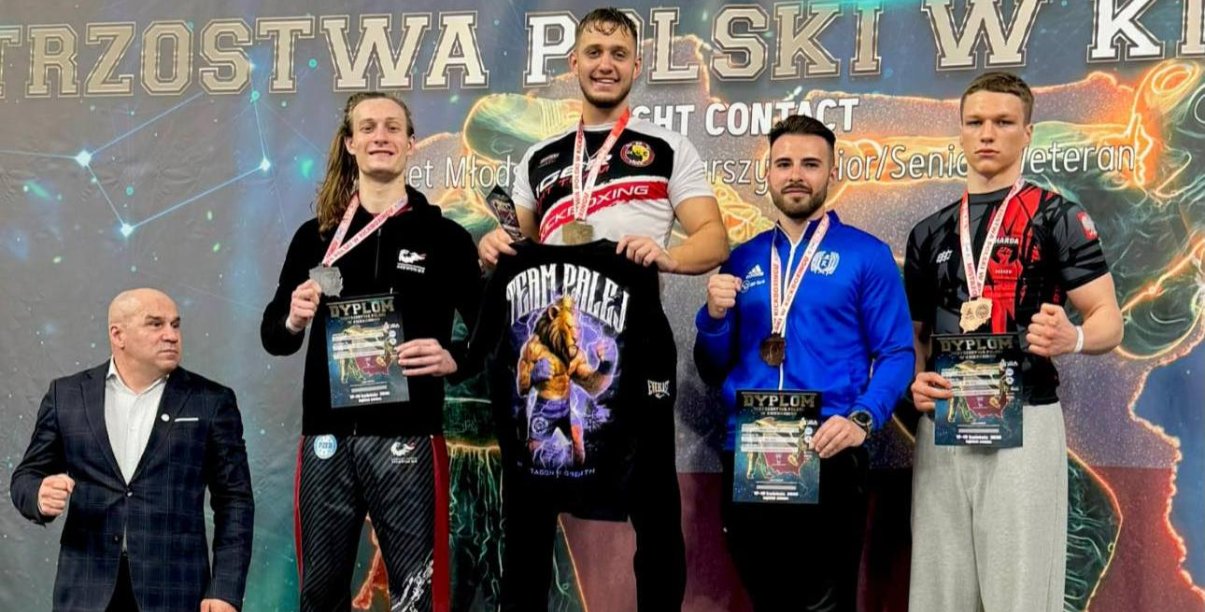 Max na pierwszym stopniu podium, po bokach inni zawodnicy