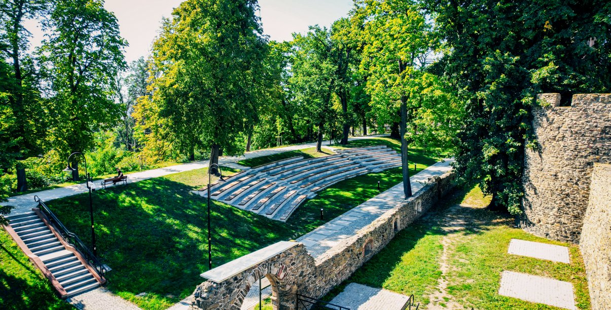 Kamienne mury obronne, amfiteatr chodniki i dużo zieleni - widok z góry.