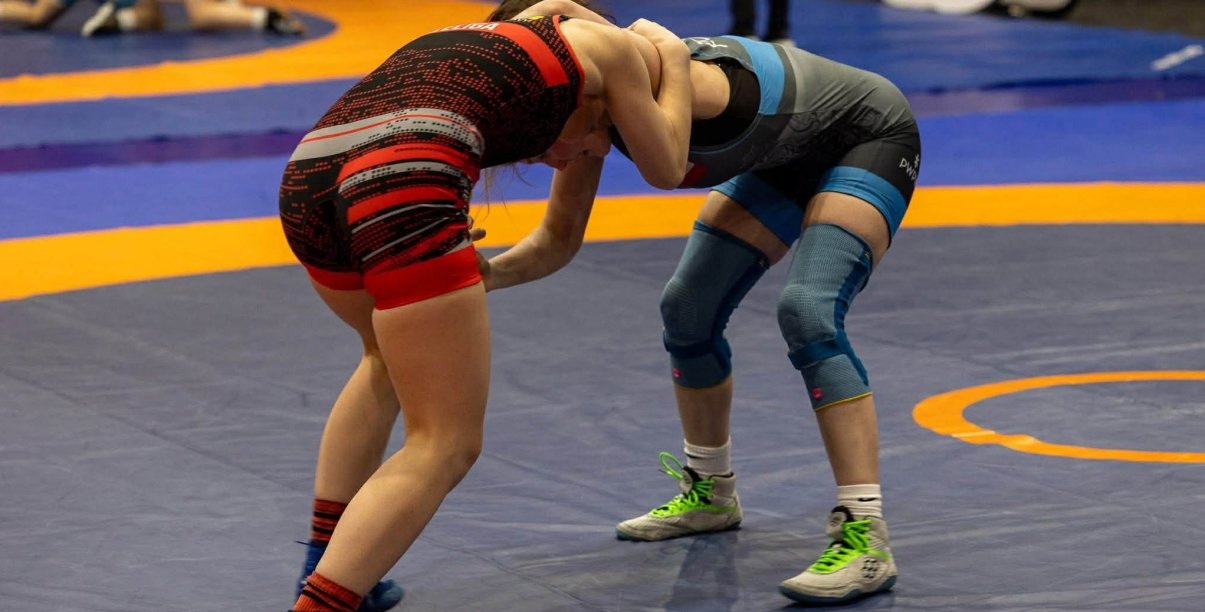 Dwie zapaśniczki podczas walki na macie