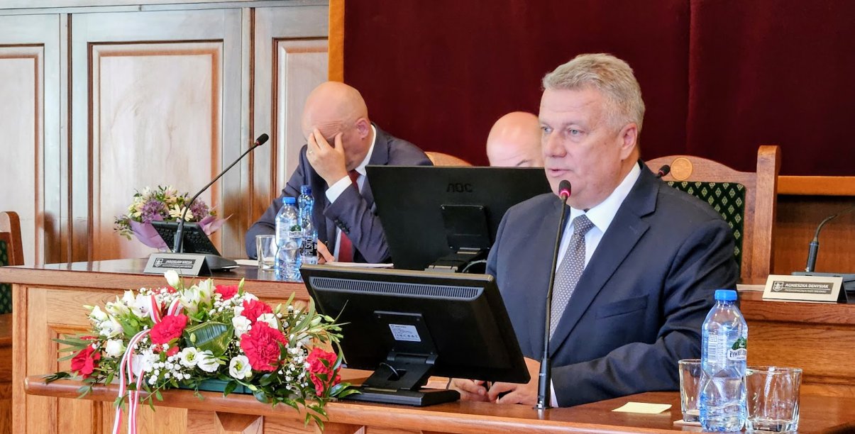 burmistrz Dzierżoniowa dariusz Ky=ucharski podczas prezentowania raportu o stanie miasta za 2025 rok