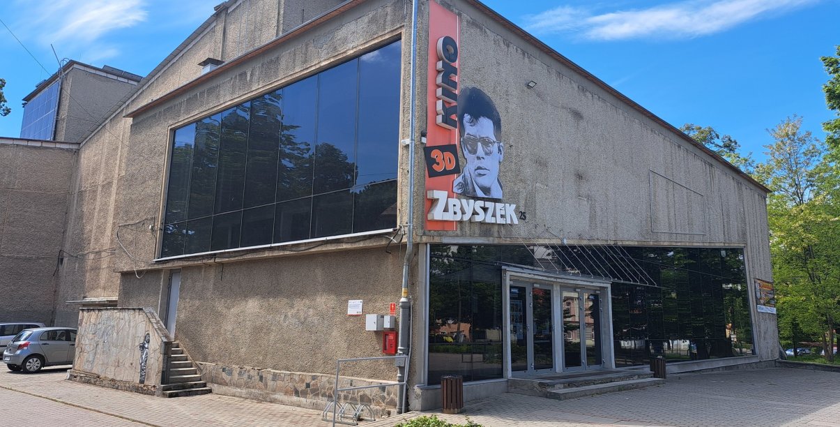 Budynek kinoteatru z przodu, na ścianie duże zdjęcie Zbigniewa Cybulskiego