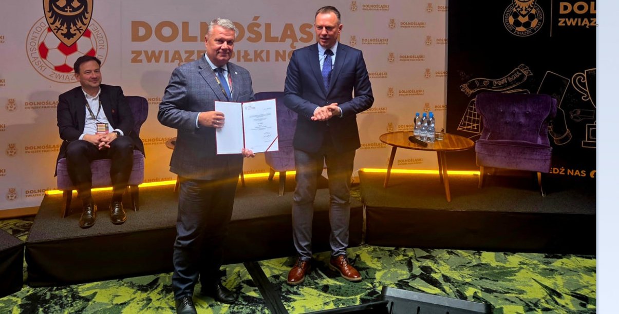 Burmistrz Dzierżoniowa z dyplomem, obok stojący mężczyna