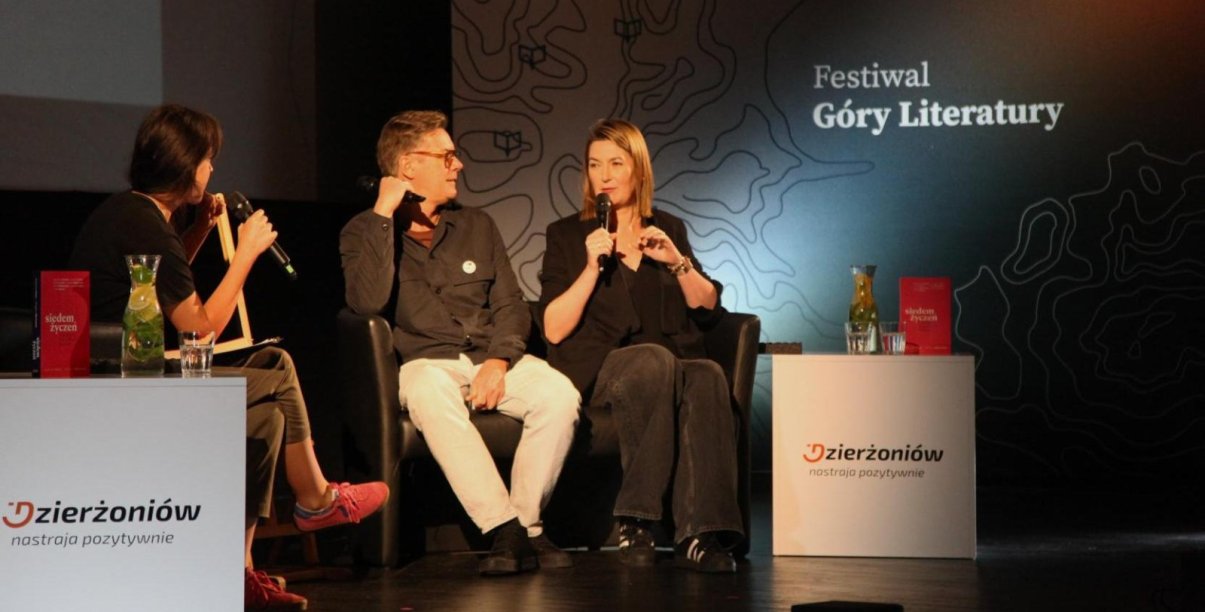 Dwie kobiety i mężczyzna siedzą na krzesłach i rozmawiają, z tyłu napis Festiwal Góry Literatury, na dole logo Dzierżoniowa