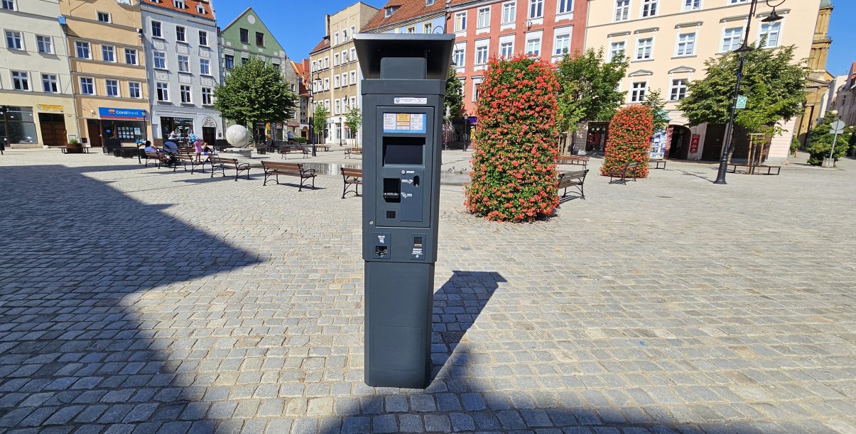 Parkometr stojący na dzierżoniowskim rynku