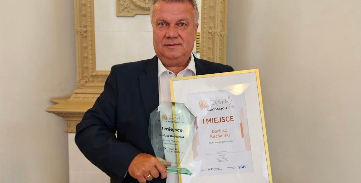 Burmistrz Dzierżoniowa z dyplomem i szklaną statetką