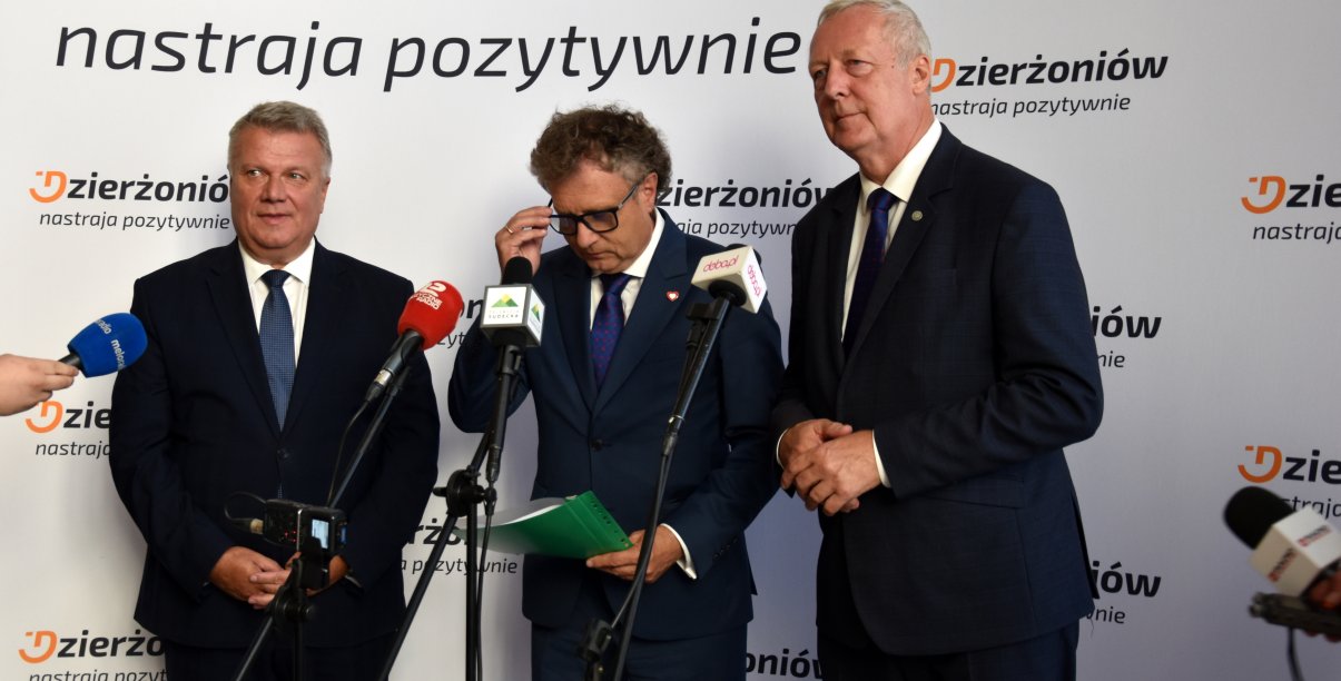 Burmistrz Dzierżoniowa Dariusz Kucharski, wiceminister Jacek Karnowski i poseł Marek Chmielewski stojący przy mikrofonach