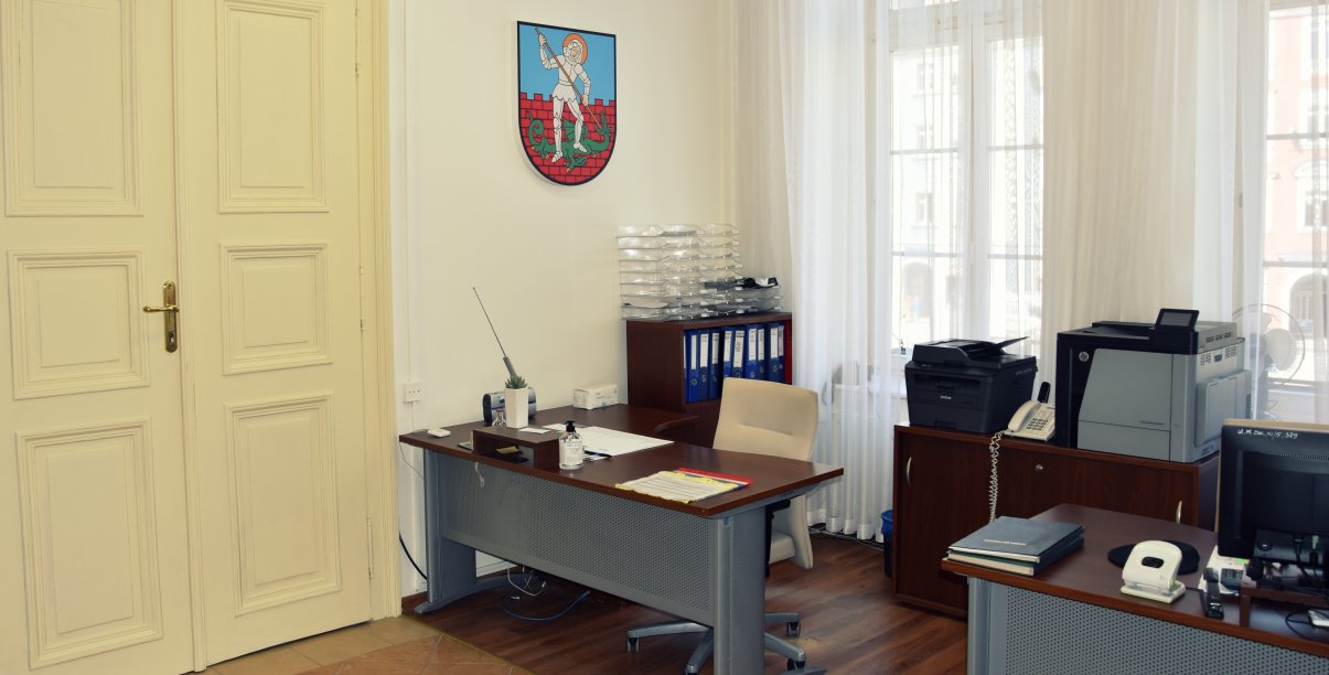 Biurko z komputerem w dużym jasnym pomieszczeniu