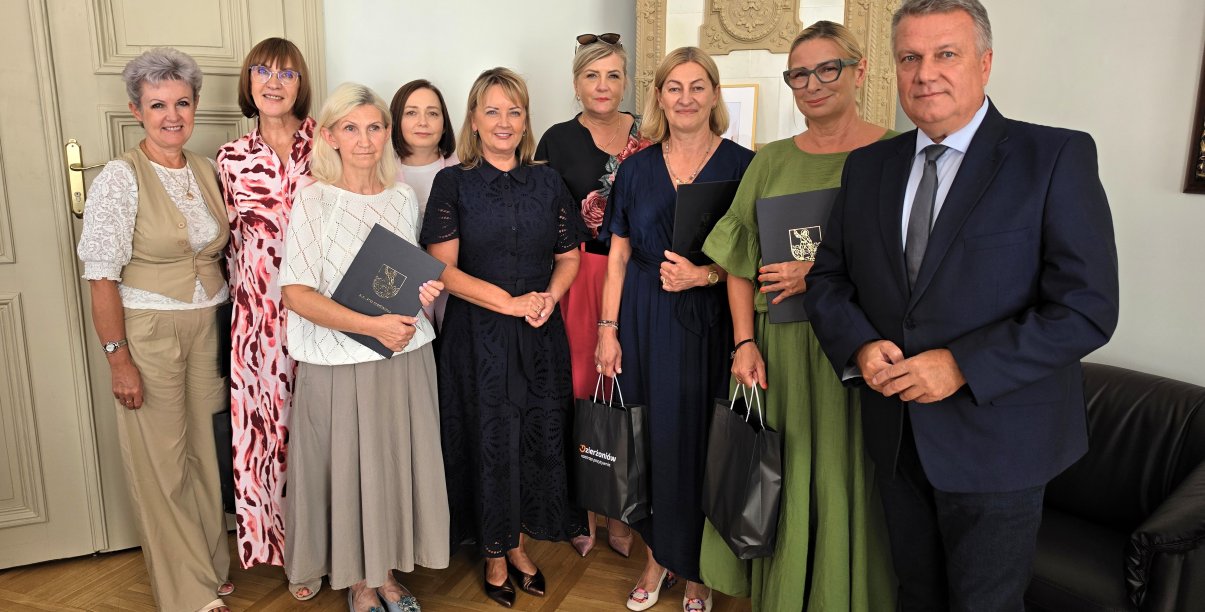 Odchodzące na emeryturę nauczycielki na zdjęciu z burmistrzem