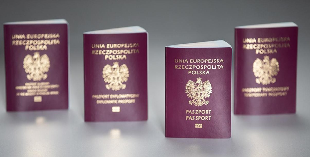 Cztery ustawione obok siebie paszporty