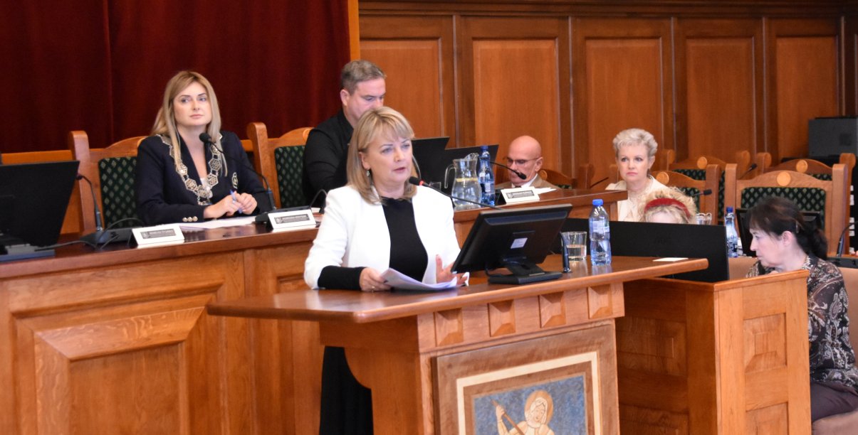 Zastępczyni burmistrza przy mównicy