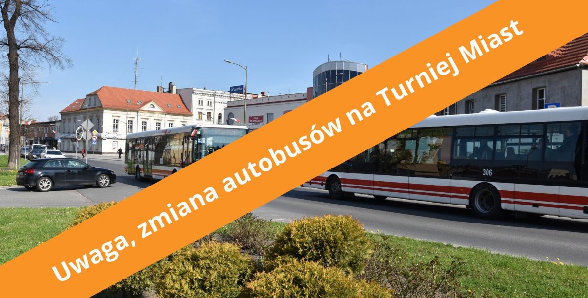 Zdjęcie dwóch autobusów na ul. Piłsudskiego, na zdjęciu pomarańczowy pasek z napisem: Uwaga, zmiana autobusów na Turniej Miast
