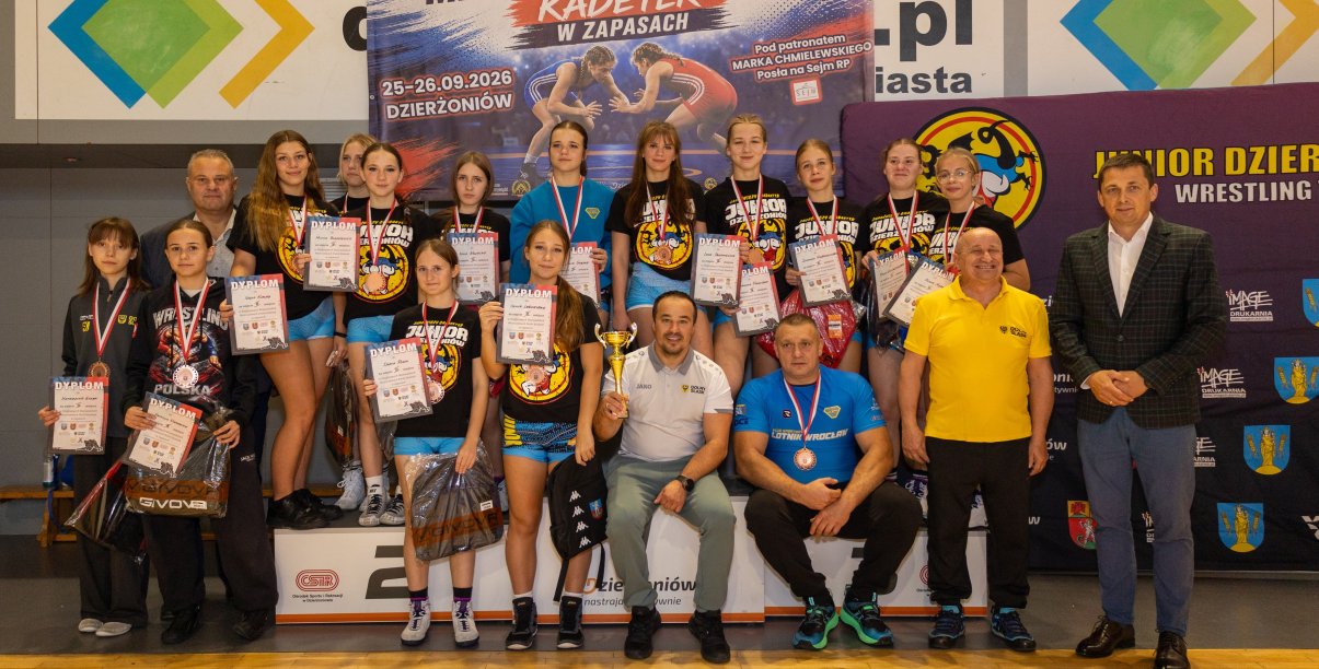 Grupowe zdjęcie uczestniczek turnieju