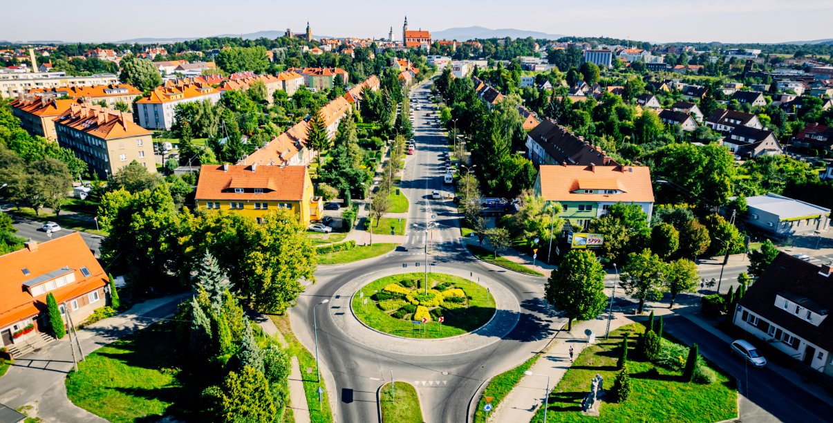 Dzierżoniów z góry, na pierwszym planie rondo