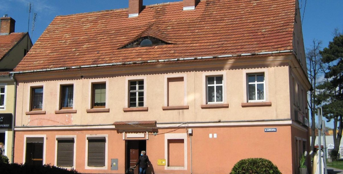 Dwupiętrowy budynek mieszkalny