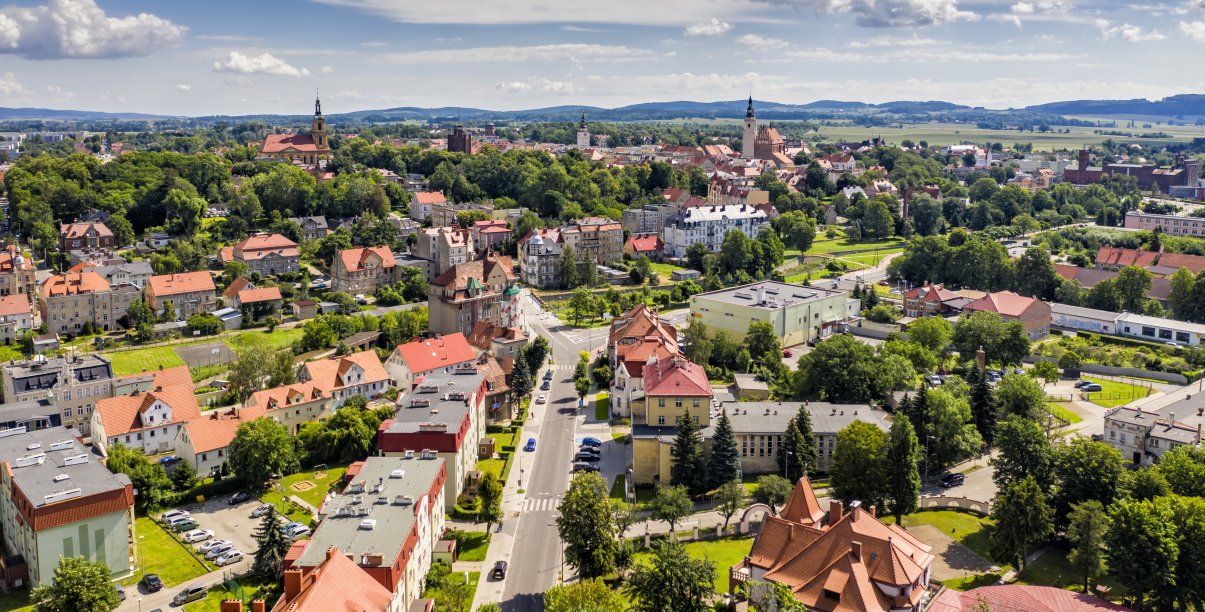 Dzierżoniów z lotu ptaka, za miastem góry
