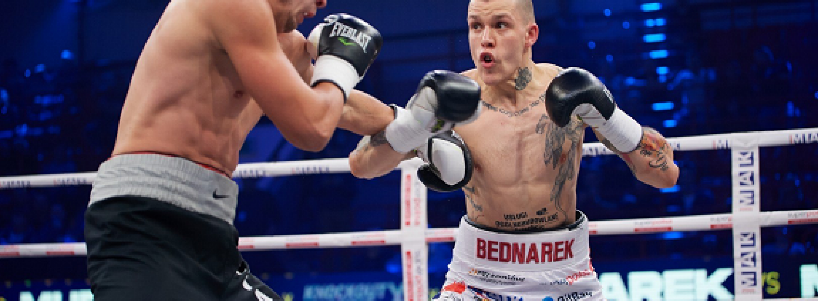 Zdjecie walki bokserskiej na którym Kamil Bednarek atakuje swojego przeciwnika