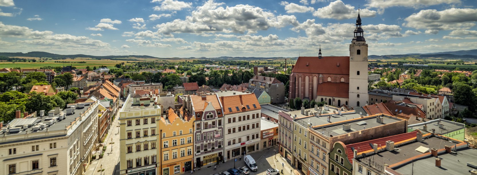 Dzierżoniowski rynek z drona, w drugim planie kościół pw. Śwętego Jerzego.