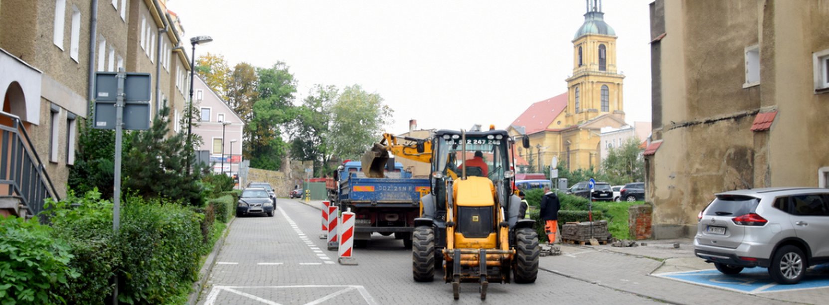 Ul. Nowa od strony reynku, na pierwszym planie pracująca koparka