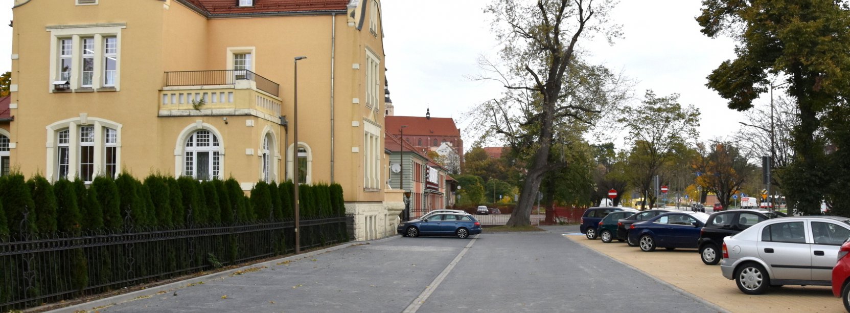 Widok na parking i budynek Przedszkola Publicznego nr 1