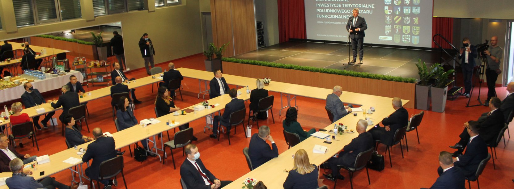 Na zdjęciu przedstawiciele 28 samorządów, duża sala, ekran
