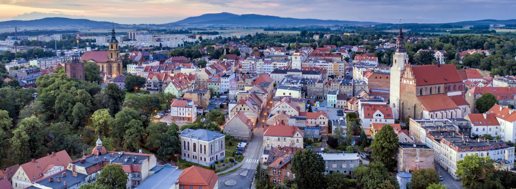 Widok na Dzierżoniów z lotu ptaka, w tle góry 