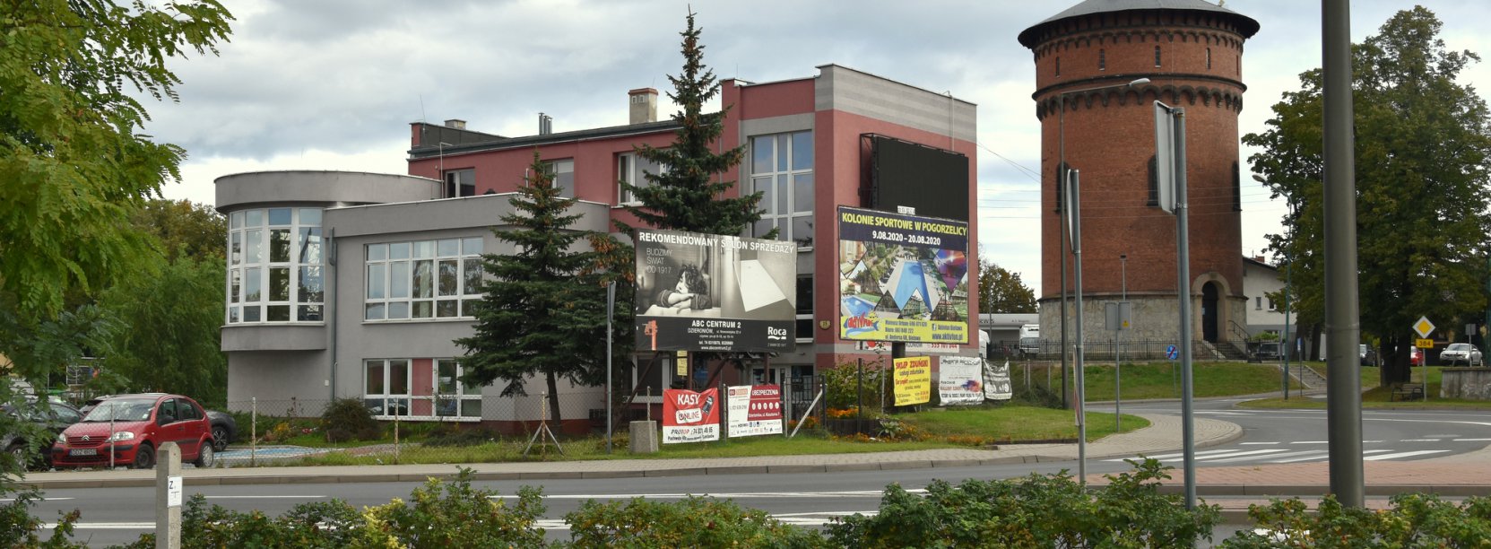 Budynek DZBM-u, po prawej stronie wieża ciśnień