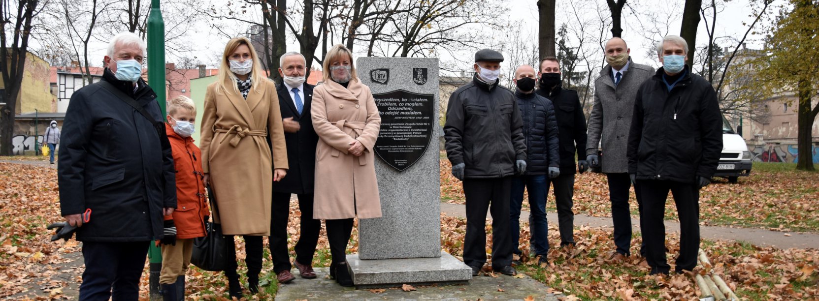 Grupa radnych stojąca razem w parku