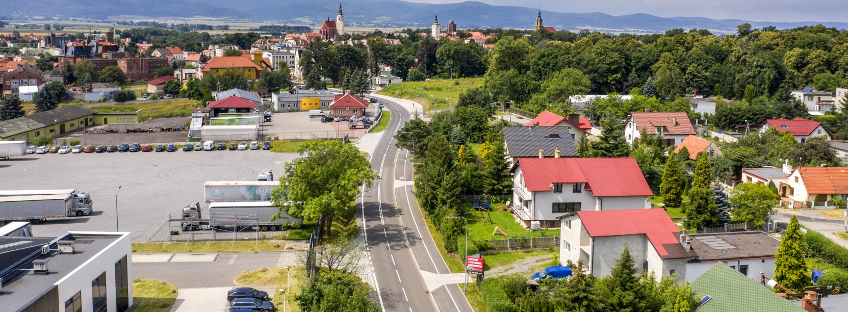 Widok na Dzierżoniów z lotu ptaka, w tle Góry Sowie