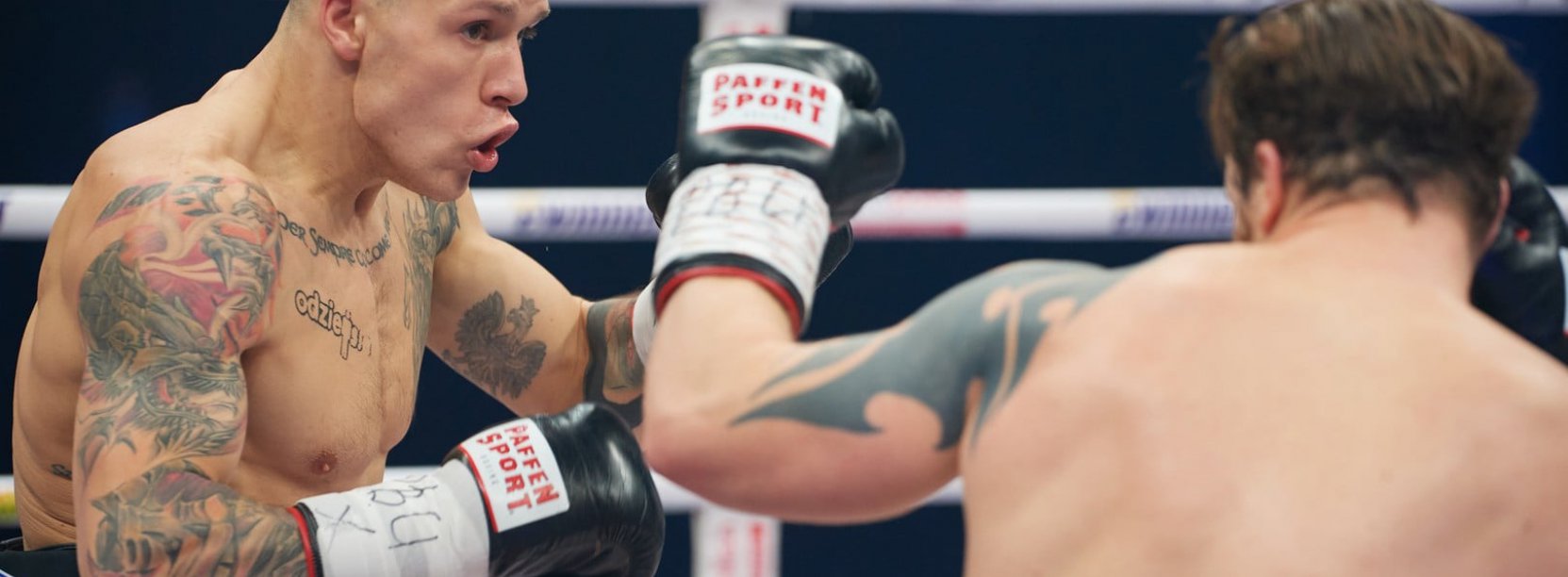 Kamil Bednarek atakujący swojego przeciwnika