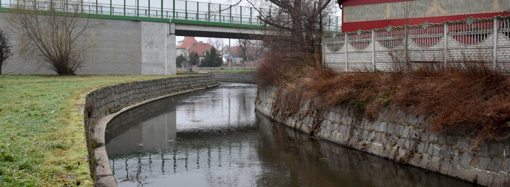 Widok na rzekę PIłąwę, w drugim tle wiadukt nad rzeką