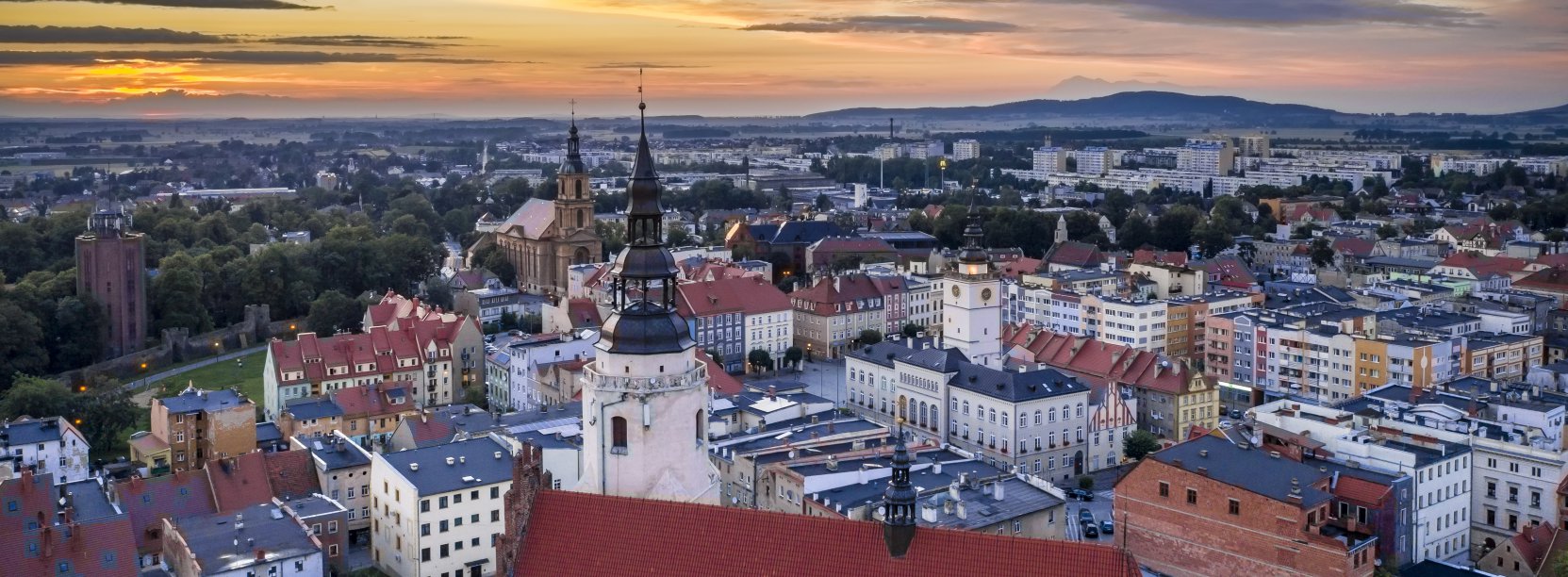 Dzierżoniów z lotu ptaka, na pierwszym pranie dach kościoła Św. Jerzego