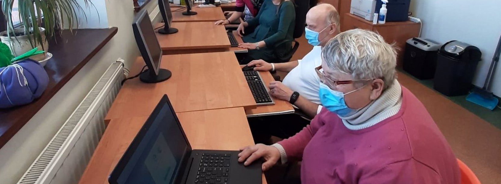 Podopieczni Środowiskowego Domu Samopomocy podczas zajęć komputerowych