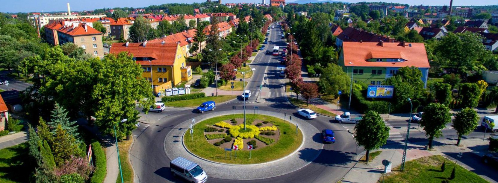 Rondo Niemieckie, ul. Batalionów Chłopskich, w drugim planie staromiejskie centrum