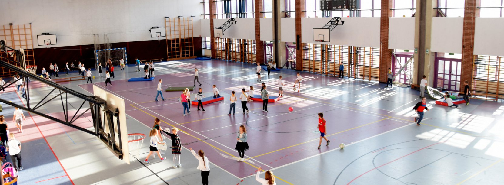 Sala gimnastyczna i ćwiczące dzieci - widok z góry