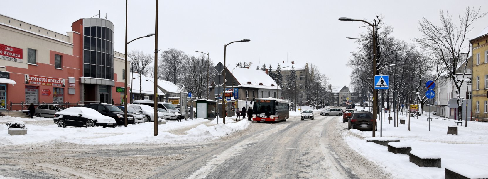 Ul. Piłsudskiego w śenigu, w drugim planie rpzystanek uautobusowy