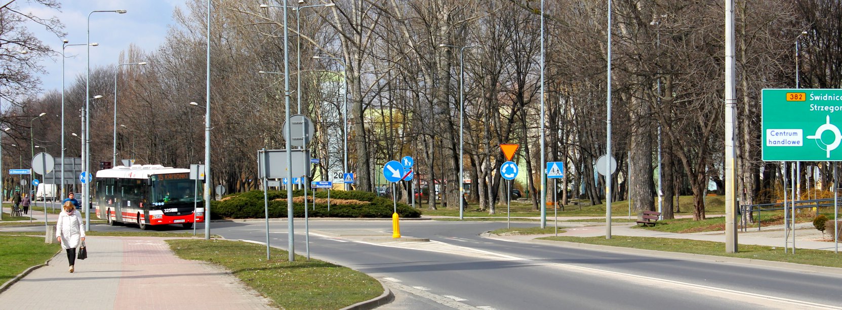 Widok na ulicę Pistowską w Dzierżoniowie w kierunku Świdnicy, przy ulicy gąszcz lamp starego typu
