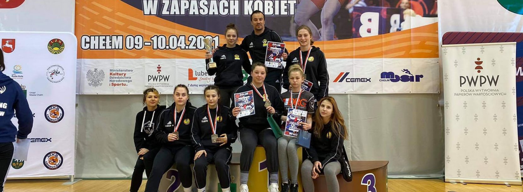 Dzierżoniowscy zapaśnicy na grupowym zdjęciu w sportowych strojach