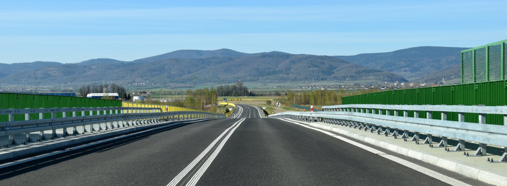 Pusta droga, w drugim planie panorama Gór Sowich