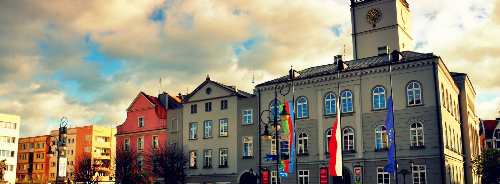 Widok na dzierżoniowski ratusz