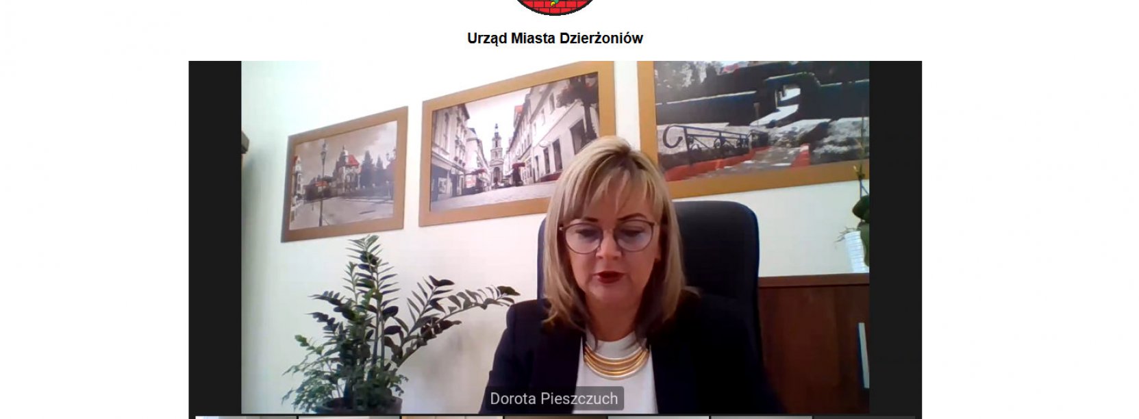 Widok na ekran z transmisją sesji, na głównym planie zastępca burmistrza Dorota Pieszczuch 