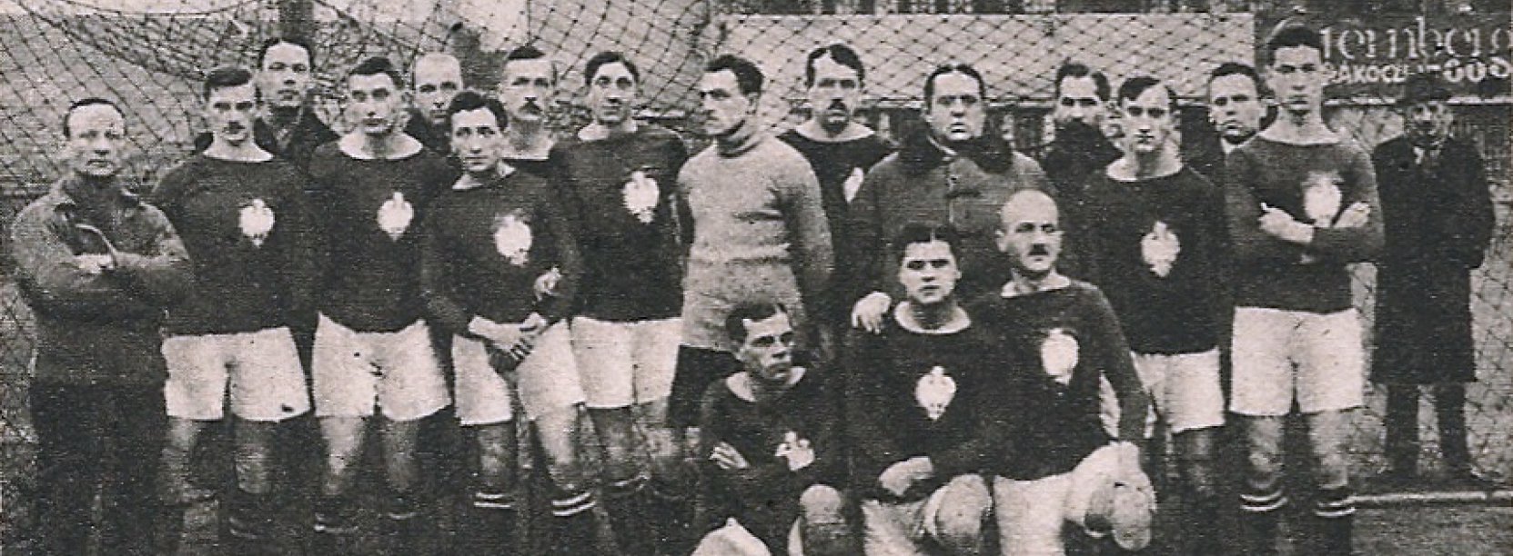 Czarno-białe zdjęcie drużyny piłkarskiej 