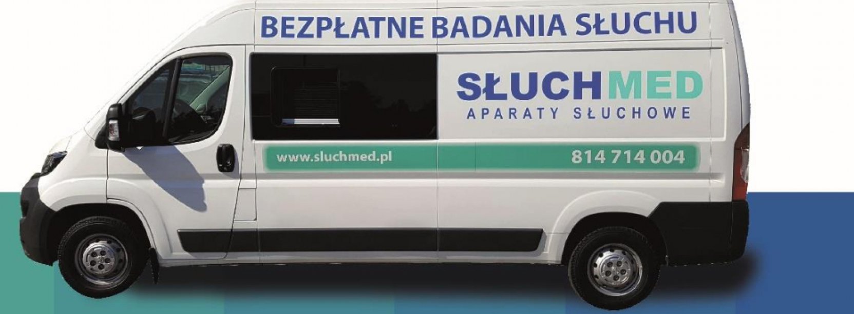 Biały bus z napisem Bezpłatne badania Słuchu